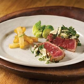 Tagliata in crosta di rucola e parmigiano con funghi Tagliata in crosta di rucola e parmigiano con funghi