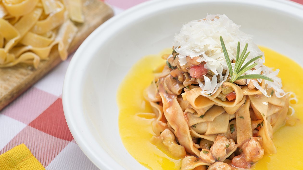 Tagliatelle al ragù di pollo e crema di peperoni gialli - Ricetta