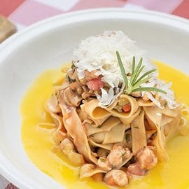 Tagliatelle al ragù di pollo e crema di peperoni gialli Tagliatelle al ragù di pollo e crema di peperoni gialli