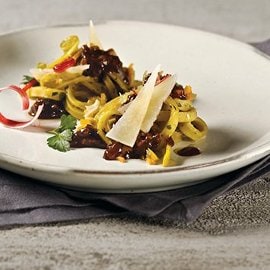 Tagliolini alle ortiche, rabarbaro crudo, cinghiale e pecorino 36 mesi Tagliolini alle ortiche, rabarbaro crudo, cinghiale e pecorino 36 mesi