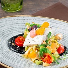 Tagliolino paglia e fieno con dentice confit su crema di patate al nero di seppia Tagliolino paglia e fieno con dentice confit su crema di patate al nero di seppia