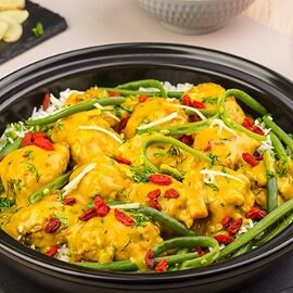 Tajine di spezzatino di pollo, bacche di goji e fagiolini in salsa al curry Tajine di spezzatino di pollo, bacche di goji e fagiolini in salsa al curry