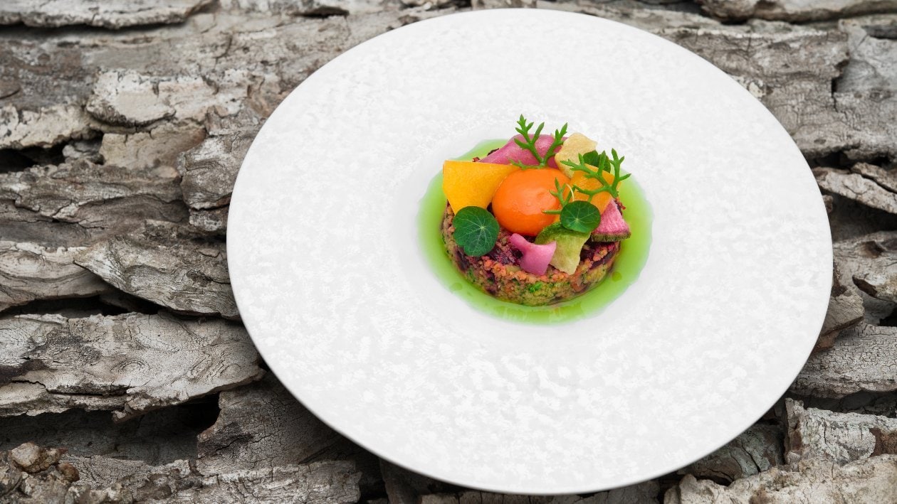 #Tartare di barbabietole marinate alla menta con cous cous agrumato, tuorlo di carota al cardamomo e infuso alla verbena – - Ricetta