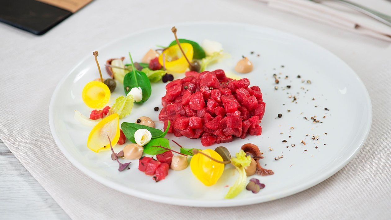 Tartare di manzo con salsa alla soia e cipolle allo zafferano – - Ricetta