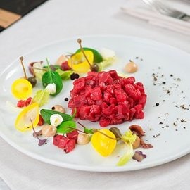 Tartare di manzo con salsa alla soia e cipolle allo zafferano Tartare di manzo con salsa alla soia e cipolle allo zafferano