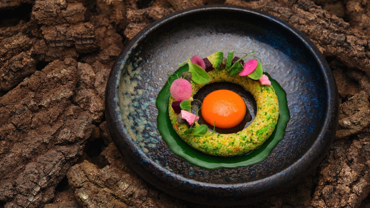 #Tartare Ring di cous-cous alle zucchine e agrumi, tuorlo di carote arcobaleno di barbabietole marinate – - Ricetta