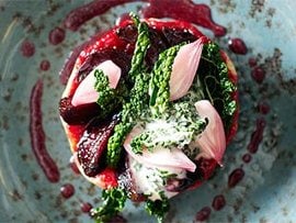 tarte tatin di barbabietole con scalogno, cavolo nero e vinaigrette di lamponi