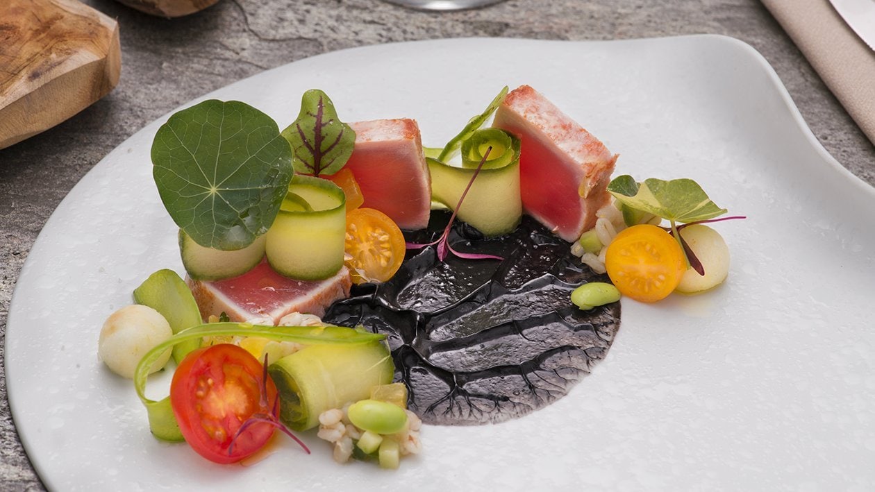 Tataki di tonno rosso al sale affumicato, insalata di orzo perlato e dressing al nero – - Ricetta