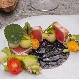 Tataki di tonno rosso al sale affumicato, insalata di orzo perlato e dressing al nero Tataki di tonno rosso al sale affumicato, insalata di orzo perlato e dressing al nero