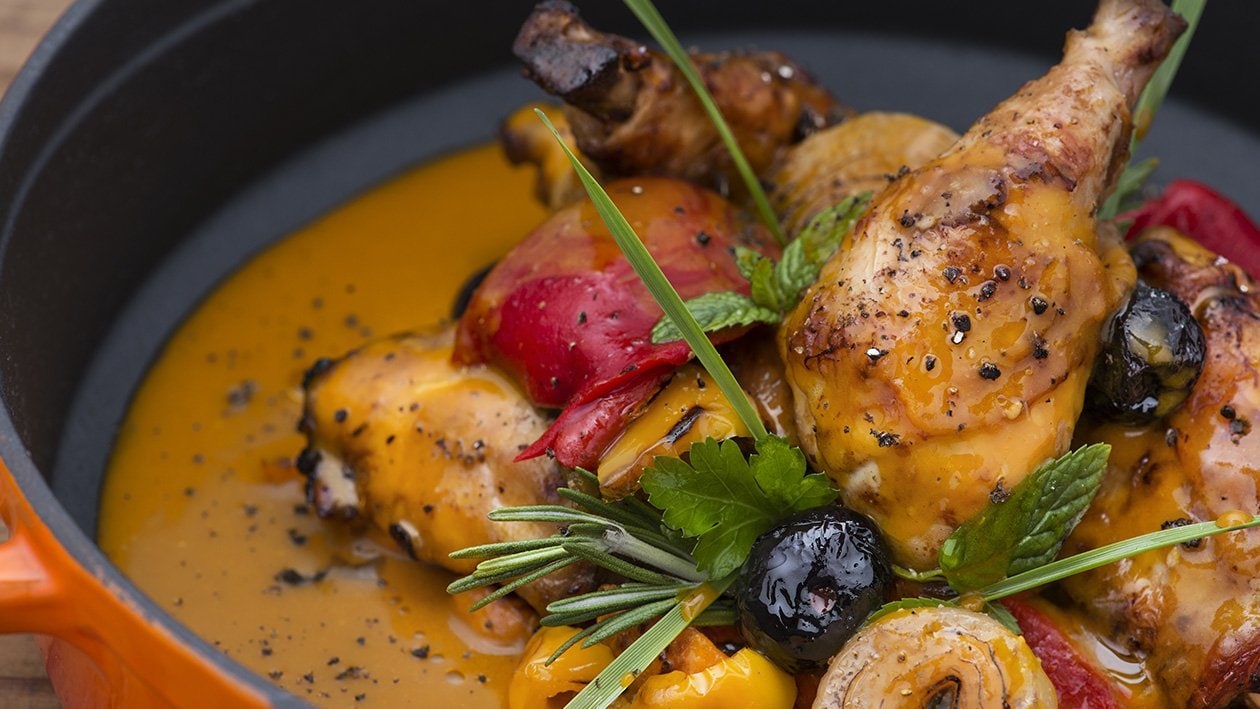 Tegame di pollo con cipolle, peperoni olive nere e salsa di zafferano – - Ricetta