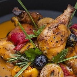 Tegame di pollo con cipolle, peperoni olive nere e salsa di zafferano Tegame di pollo con cipolle, peperoni olive nere e salsa di zafferano