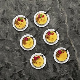Tegamino di crema catalana alla lavanda e zenzero con mango brulée Tegamino di crema catalana alla lavanda e zenzero con mango brulée
