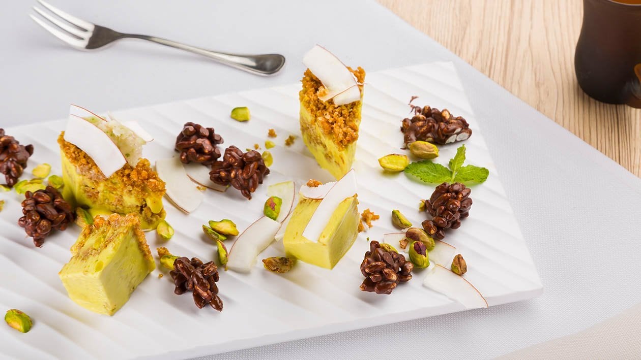 tiramisù al pistacchio e lime con biscotto al cocco e riso soffiato