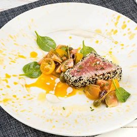 Tonno in crosta di sesamo con insalatina di pomodori Tonno in crosta di sesamo con insalatina di pomodori