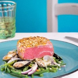 Tonno marinato agli agrumi in crosta di granelle, cozze e vongole con insalatina di fagiolini Tonno marinato agli agrumi in crosta di granelle, cozze e vongole con insalatina di fagiolini