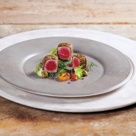 Tonno scottato ai semi di chia con crema di cavolo romanesco