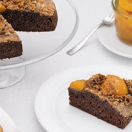 Torta al cioccolato, pesche e amaretto Torta al cioccolato, pesche e amaretto
