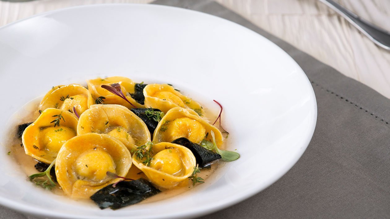 Tortelli allo zafferano ripieni di sogliola con brodetto di alghe – - Ricetta