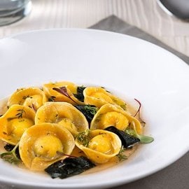 Tortelli allo zafferano ripieni di sogliola con brodetto di alghe Tortelli allo zafferano ripieni di sogliola con brodetto di alghe