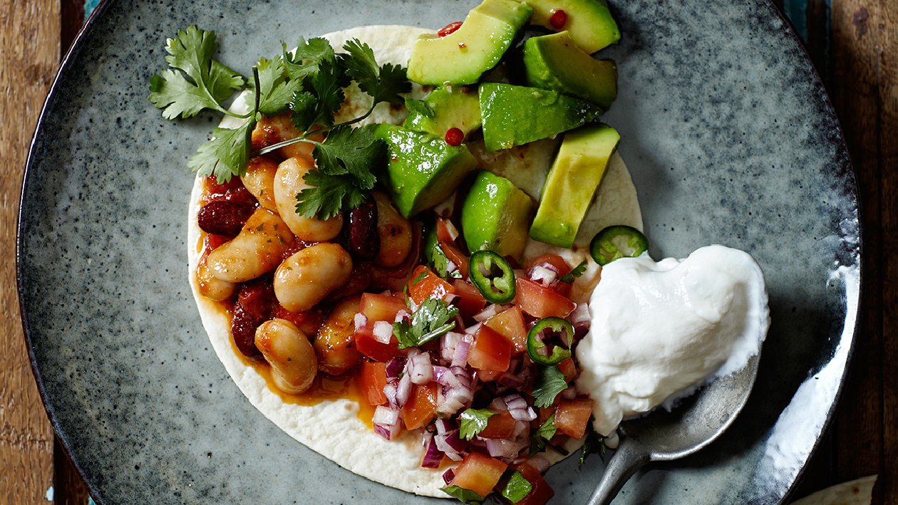 Tortilla con fagioli, avocado, salsa e panna acida – - Ricetta