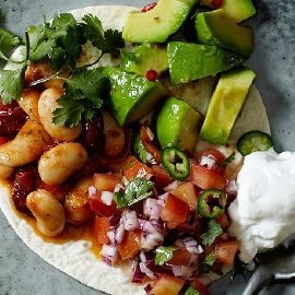 Tortilla con fagioli, avocado, salsa e panna acida Tortilla con fagioli, avocado, salsa e panna acida