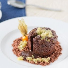 Tortino al cioccolato e passion fruit e polvere di terra al cacao Tortino al cioccolato e passion fruit e polvere di terra al cacao