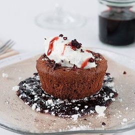 Tortino al cioccolato morbido con mirtilli confit e gelato alla vaniglia Tortino al cioccolato morbido con mirtilli confit e gelato alla vaniglia