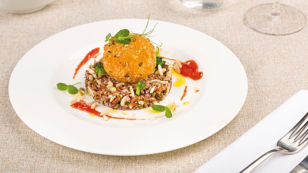 Tortino di riso rosso con mozzarellina di bufala in carrozza e gazpacho di pomodoro – - Ricetta