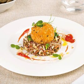 Tortino di riso rosso con mozzarellina di bufala in carrozza e gazpacho di pomodoro