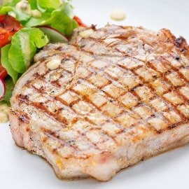 Trancio di pesce spada marinato al basilico e zenzero con insalatina di cipollotti ed asparagi alla griglia