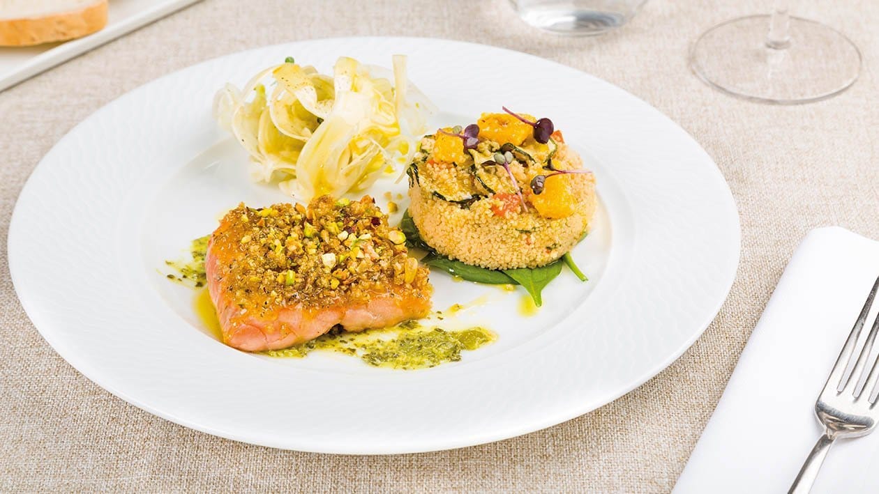 Trancio di salmone in crosta di pane alle erbe, con cous cous agli agrumi, carpaccio di finocchi e pesto di pistacchi – - Ricetta