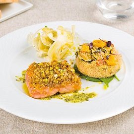 Trancio di salmone in crosta di pane alle erbe, con cous cous agli agrumi, carpaccio di finocchi e pesto di pistacchi Trancio di salmone in crosta di pane alle erbe, con cous cous agli agrumi, carpaccio di finocchi e pesto di pistacchi