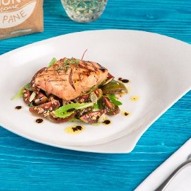 Trancio di salmone marinato alla salsa caesar e aneto con salsa di soia, semi di zucca ed insalatina di pomodori verdi Trancio di salmone marinato alla salsa caesar e aneto con salsa di soia, semi di zucca ed insalatina di pomodori verdi