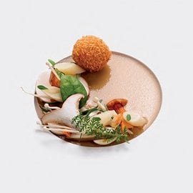 Tuorlo d'uovo fritto su gelatina di funghi Tuorlo d'uovo fritto su gelatina di funghi