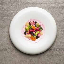 Variazione di barbabietole con riso nero, broccoli, more e mandorle Variazione di barbabietole con riso nero, broccoli, more e mandorle