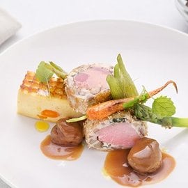 Vitello in crosta di castagne e cereali con gateau di carote e patate e salsa alla grappa Vitello in crosta di castagne e cereali con gateau di carote e patate e salsa alla grappa
