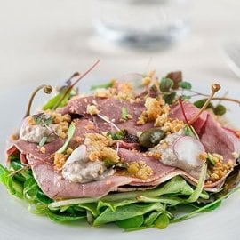 Vitello tonnato con valeriana e polvere di tarallo Vitello tonnato con valeriana e polvere di tarallo
