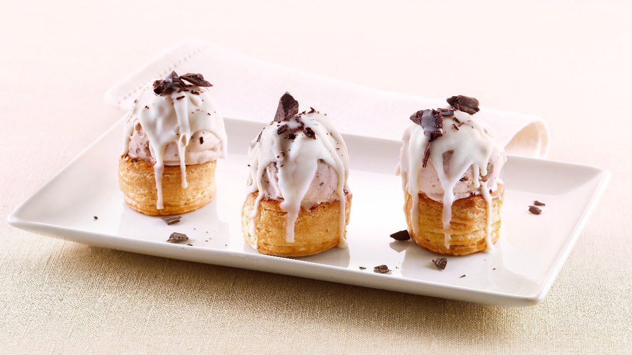 Vol au vent ripieni di semifreddo alla stracciatella ricoperti al cioccolato e granelle – - Ricetta Vol au vent ripieni di semifreddo alla stracciatella ricoperti al cioccolato e granelle – - Ricetta