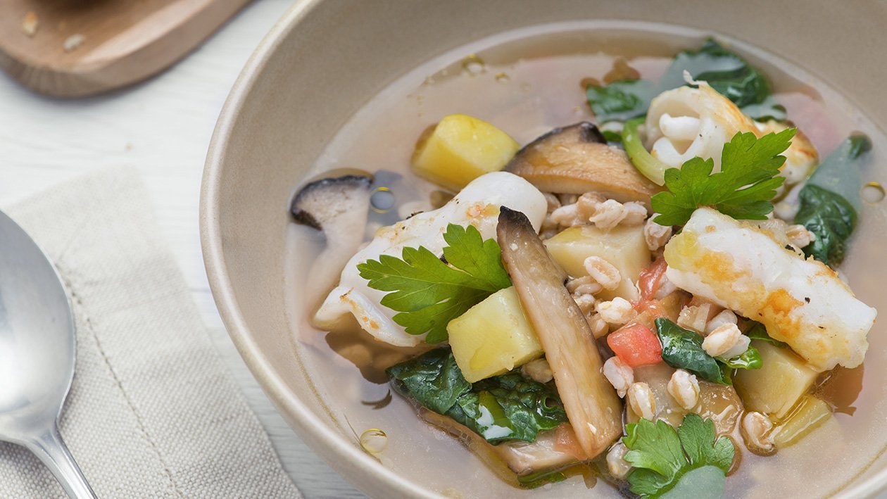 Zuppa di farro con patate, cardoncelli e riccioli di calamari – Ricetta