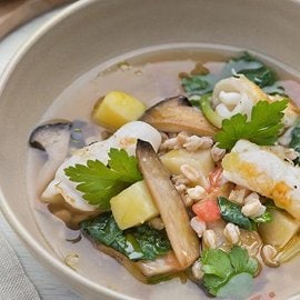 Zuppa di farro con patate, cardoncelli e riccioli di calamari Zuppa di farro con patate, cardoncelli e riccioli di calamari