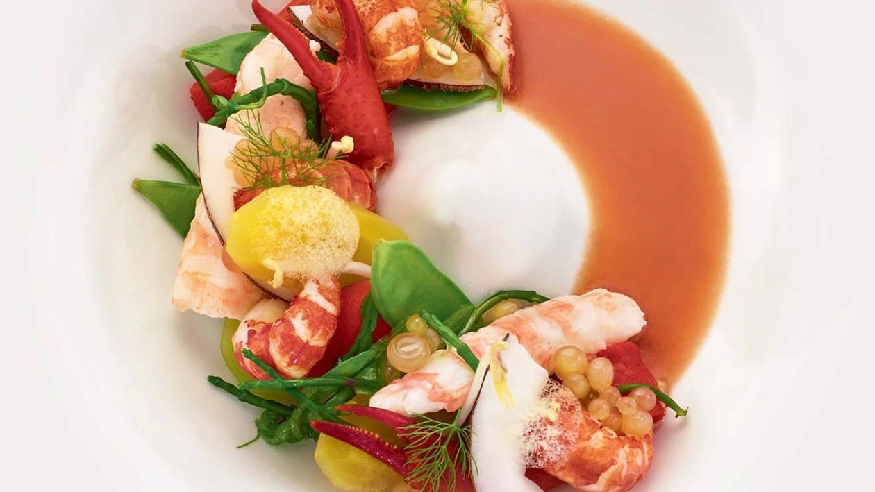 Zuppa di pollo e crostacei al coriandolo, zenzero e latte di cocco con taccole e germogli di mais dorato e aria di limone – - Ricetta