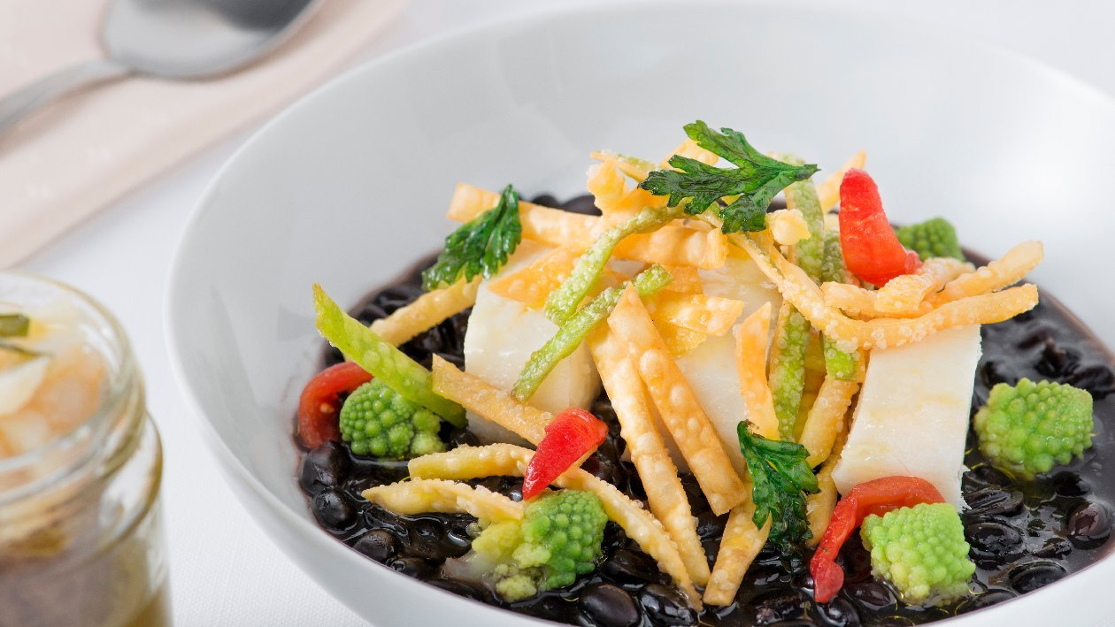Zuppetta di ceci neri con merluzzo cotto in vasocottura, cavolo romanesco e tria fritta – - Ricetta