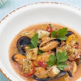 Zuppetta di cozze con pomodorini gratinati e crostini di pane all’origano Zuppetta di cozze con pomodorini gratinati e crostini di pane all’origano