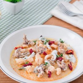 Zuppetta di fave con calamaretti fritti, stracciatella e polvere di peperone crusco