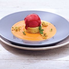 Zuppetta di melone e timo con cubo di torta paradiso e sorbetto ai frutti di bosco e crumble Zuppetta di melone e timo con cubo di torta paradiso e sorbetto ai frutti di bosco e crumble