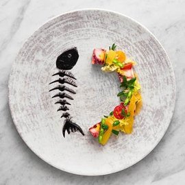 “cubo” di polpo allo zenzero con indivia allo zafferano, fagiolini alla menta e maionese al nero di seppia e polpa di riccio “cubo” di polpo allo zenzero con indivia allo zafferano, fagiolini alla menta e maionese al nero di seppia e polpa di riccio