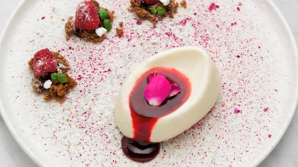 Pannacotta ai frutti rossi con petali di rosa – - Ricetta