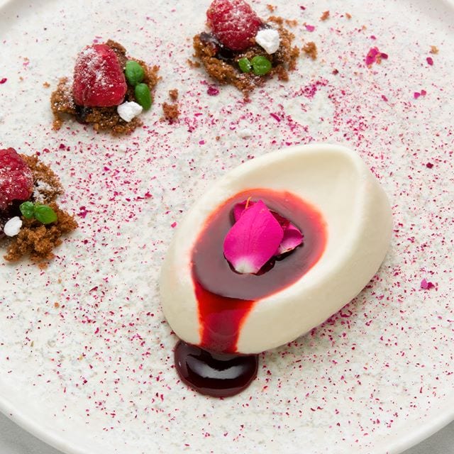 Pannacotta ai frutti rossi con petali di rosa Pannacotta ai frutti rossi con petali di rosa