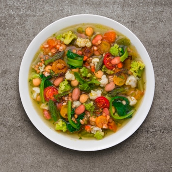 Minestra di legumi e verdure di stagione con pomodorini arrostiti Minestra di legumi e verdure di stagione con pomodorini arrostiti