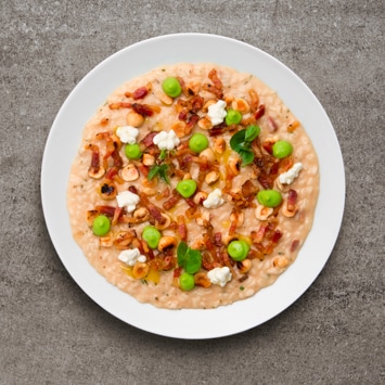 Risotto con pancetta croccante, nocciole e crema di piselli